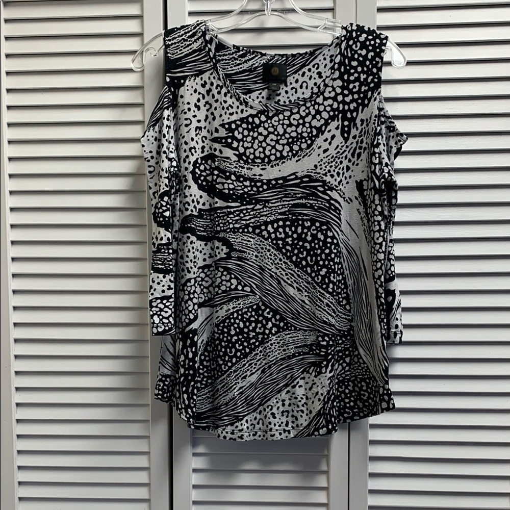 Cold Shoulder Light Grey Black Top Size Petite Med. 95% Rayon 5% Spandex Travel
